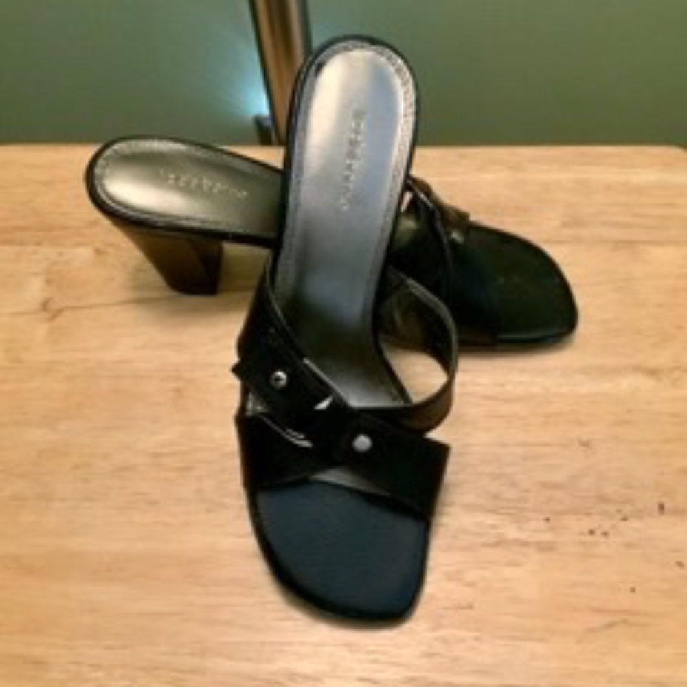 Womens' shoes